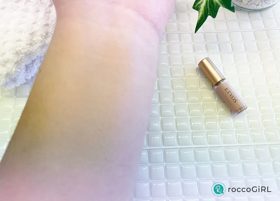 ミネラルインナートリートメントリキッドコンシーラーを手に広げている画像