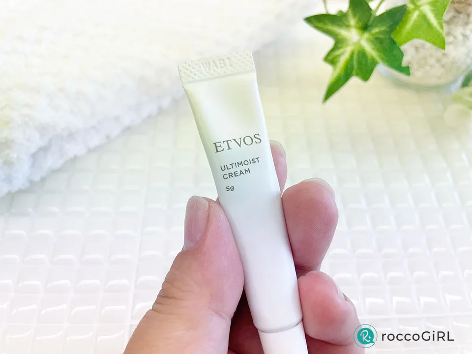 アルティモイストクリームを手に持っている画像