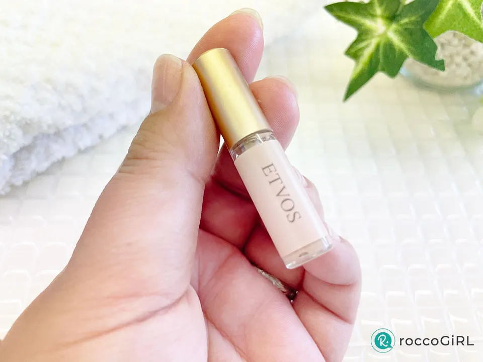 ミネラルインナートリートメントリキッドコンシーラーを手に持っている画像