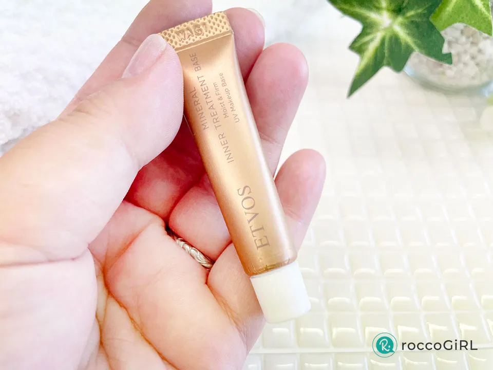 ミネラルインナートリートメントベースを手に持っている画像