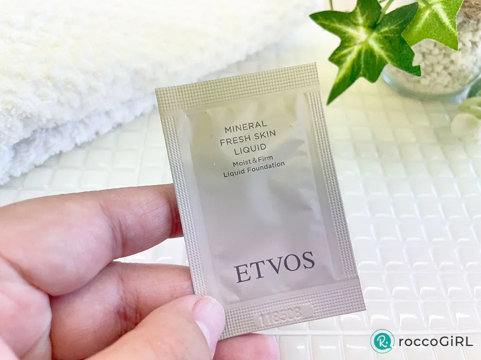 ミネラルフレッシュスキンリキッドを手に持っている