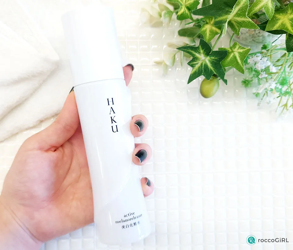 HAKUアクティブメラノリリーサーもってる写真