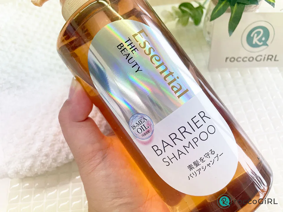 エッセンシャルバリアシャンプーを手に持っている画像