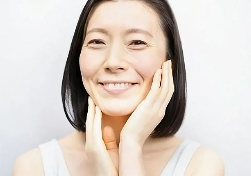 フェイスラインを押し上げマッサージをする女性の写真