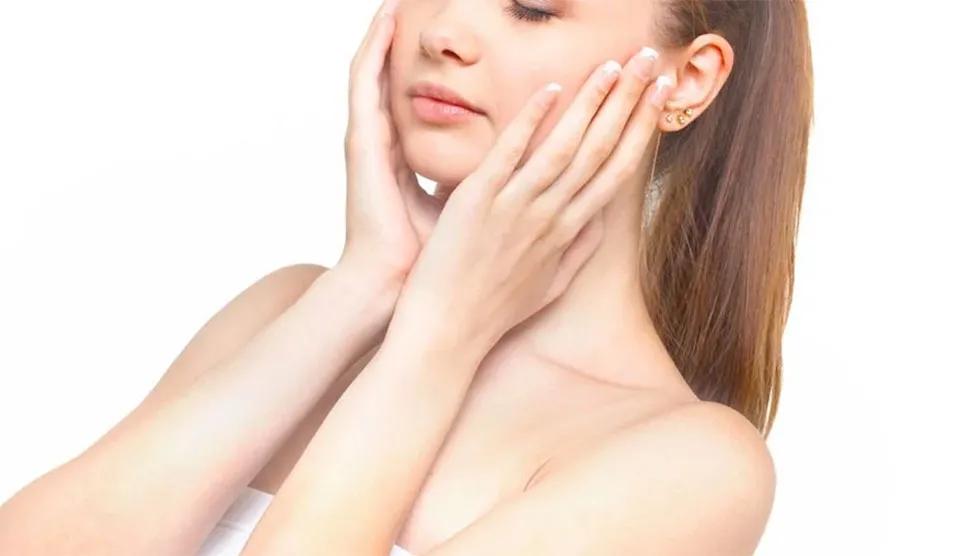 肌にやさしく触れる女性の写真