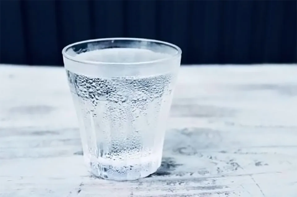 コップ一杯の水の写真