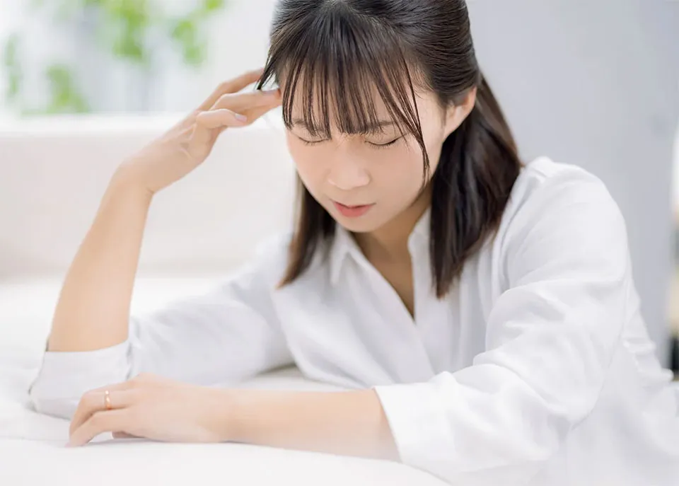 ストレスを抱えた50代女性の写真