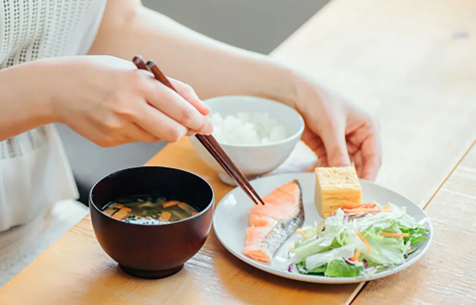 健康的な食事をする50代女性の写真