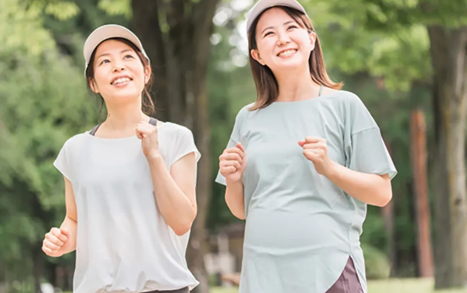 ランニングをする50代女性