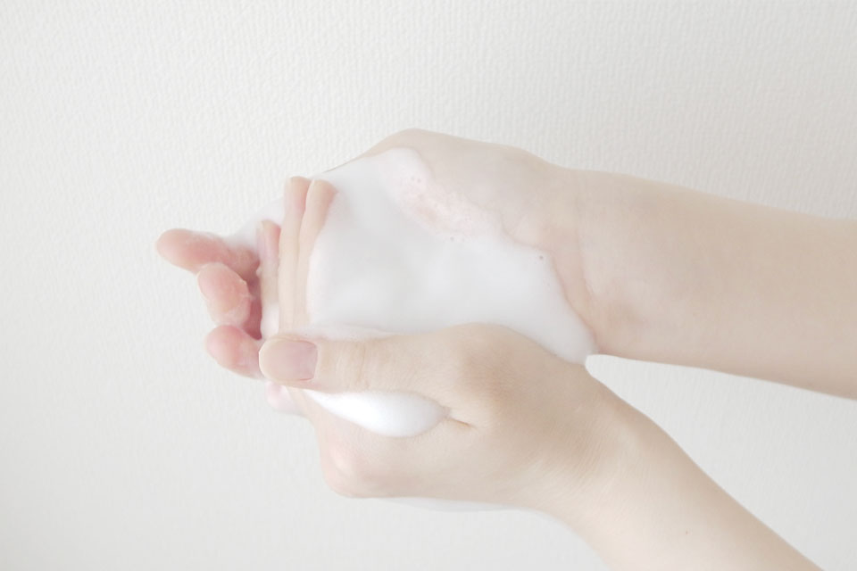 洗顔料を泡立てるシーン