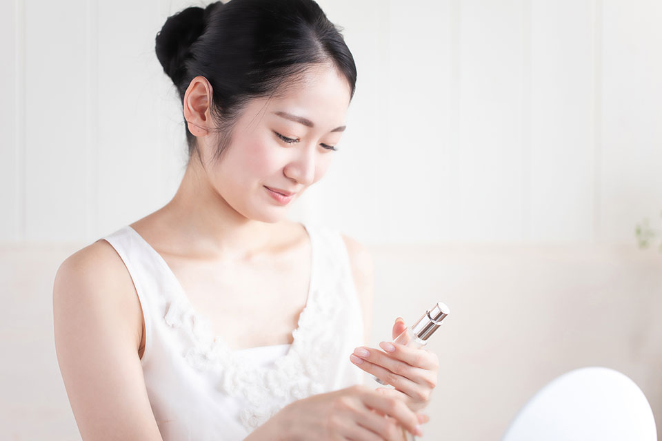化粧水の成分を確認する女性の写真