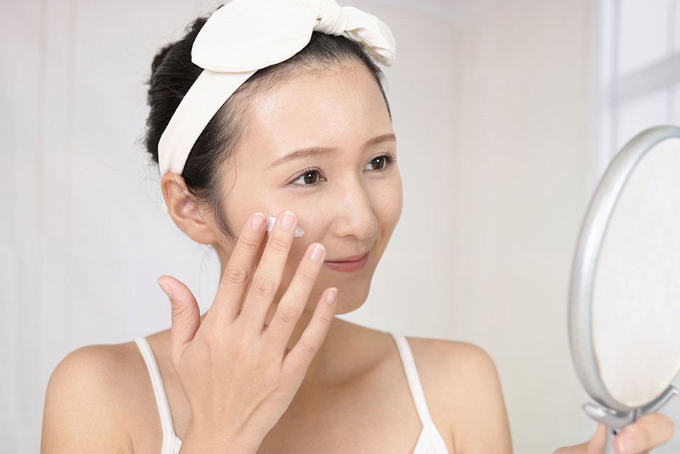 クリームを塗る写真