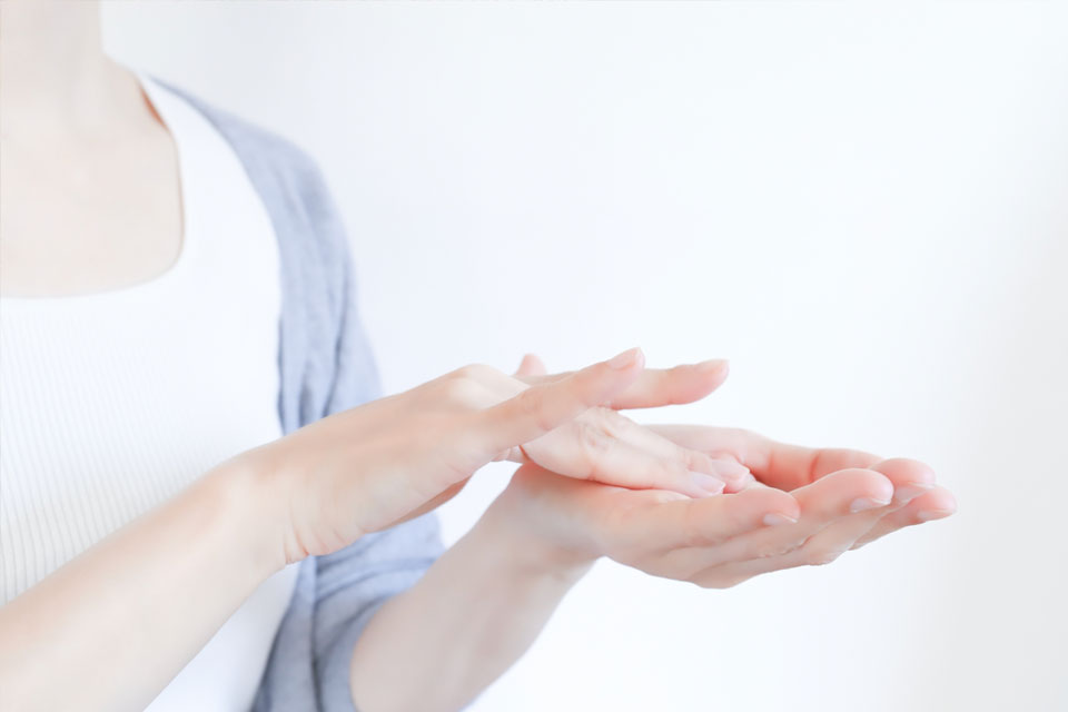 スキンケアの準備をする女性