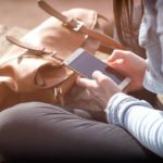 素敵女子のカバンの中身から学べ◎センスの光るアイテムをご紹介 アイキャッチ画像