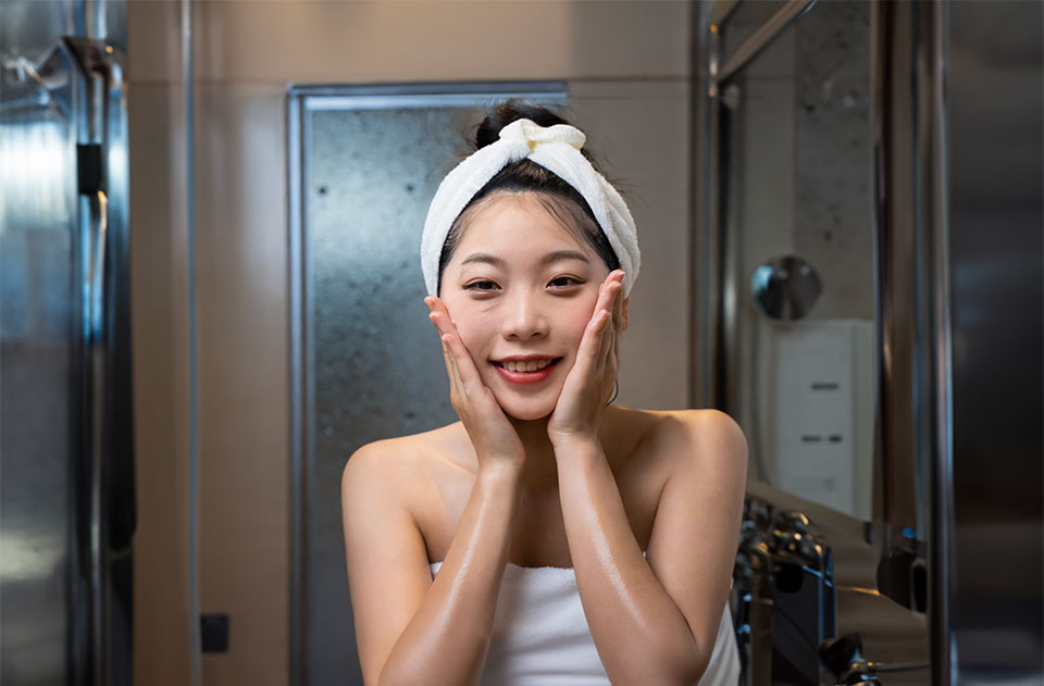 洗顔しているシーン