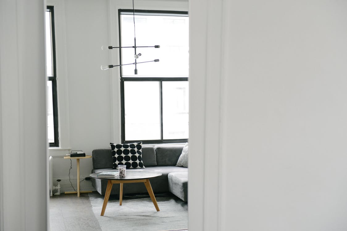 部屋がすっきりすると迷いが消える?ミニマリストに学ぶ、持たない暮らし アイキャッチ画像