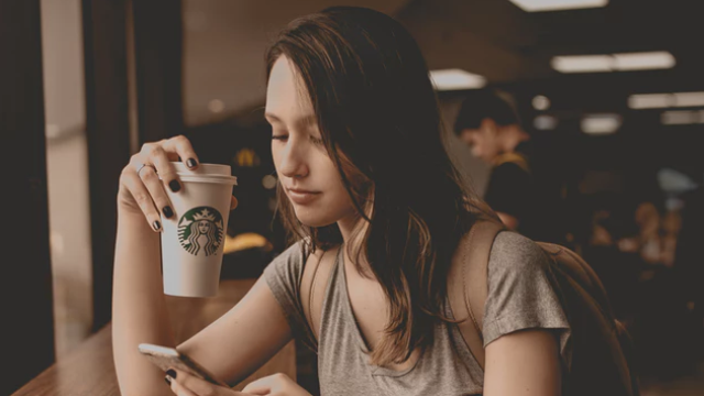 スタバのドリンクを飲む女性