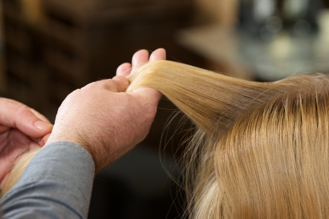 ブリーチ毛を手にとって確認するシーン