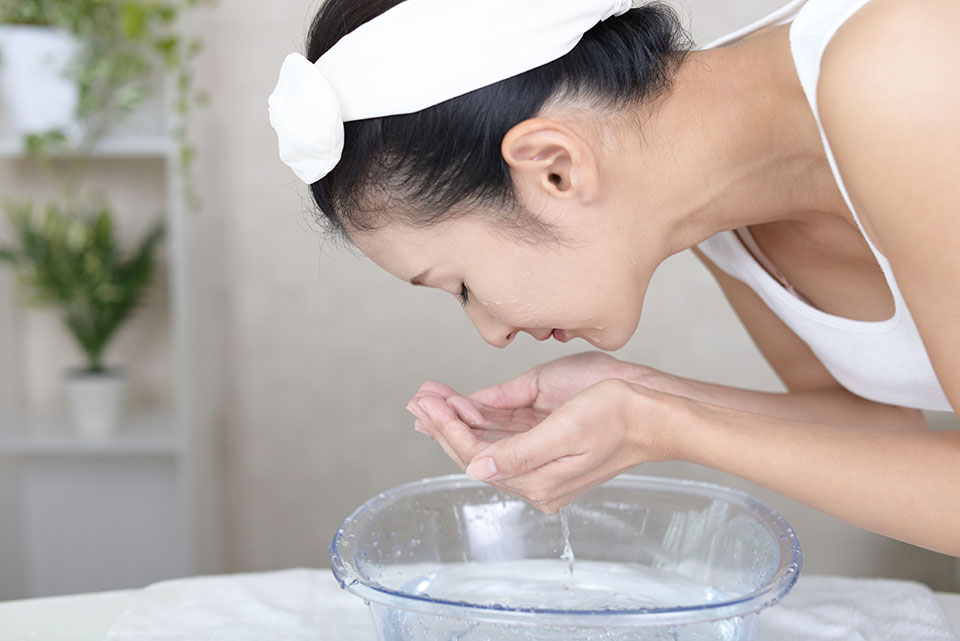 洗顔する女性の写真
