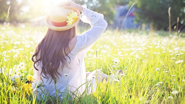 麦わら帽子をかぶる女性
