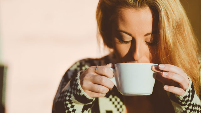 コーヒーを飲む女性
