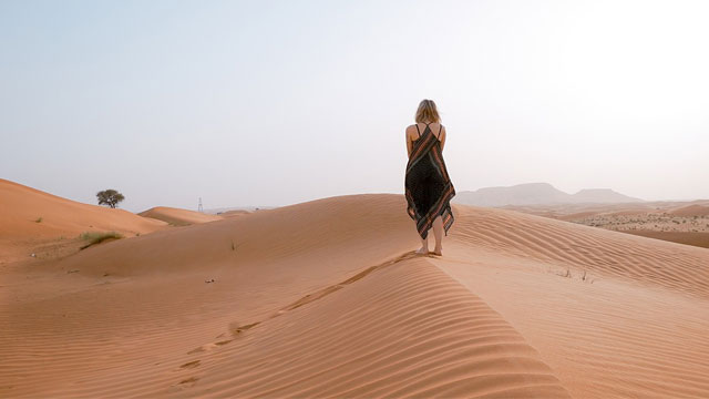 砂漠を歩く女性