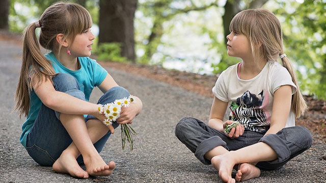 会話をする2人の少女