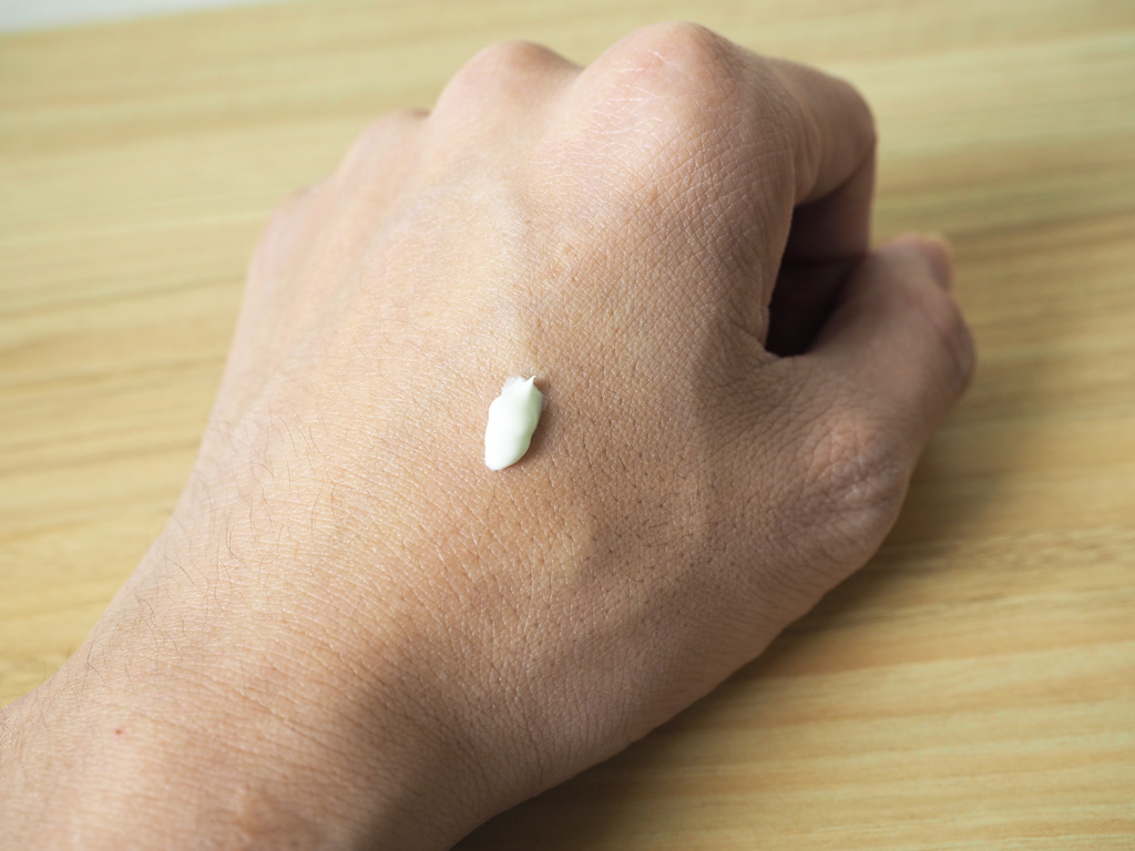 手の甲に塗布してみた