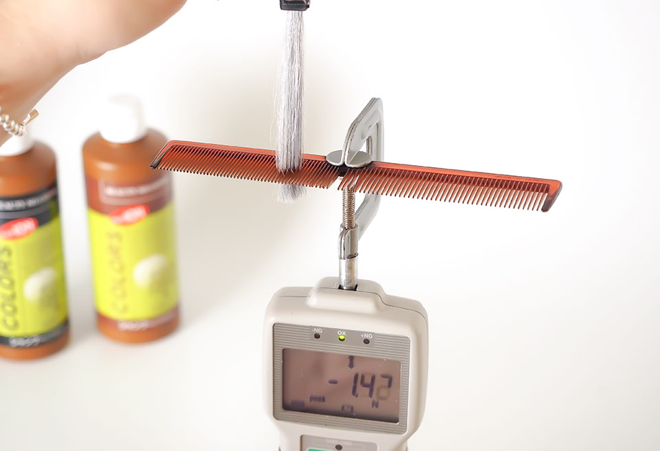 モデムビューティーでの染毛白髪をデジタルフォースゲージで測定中