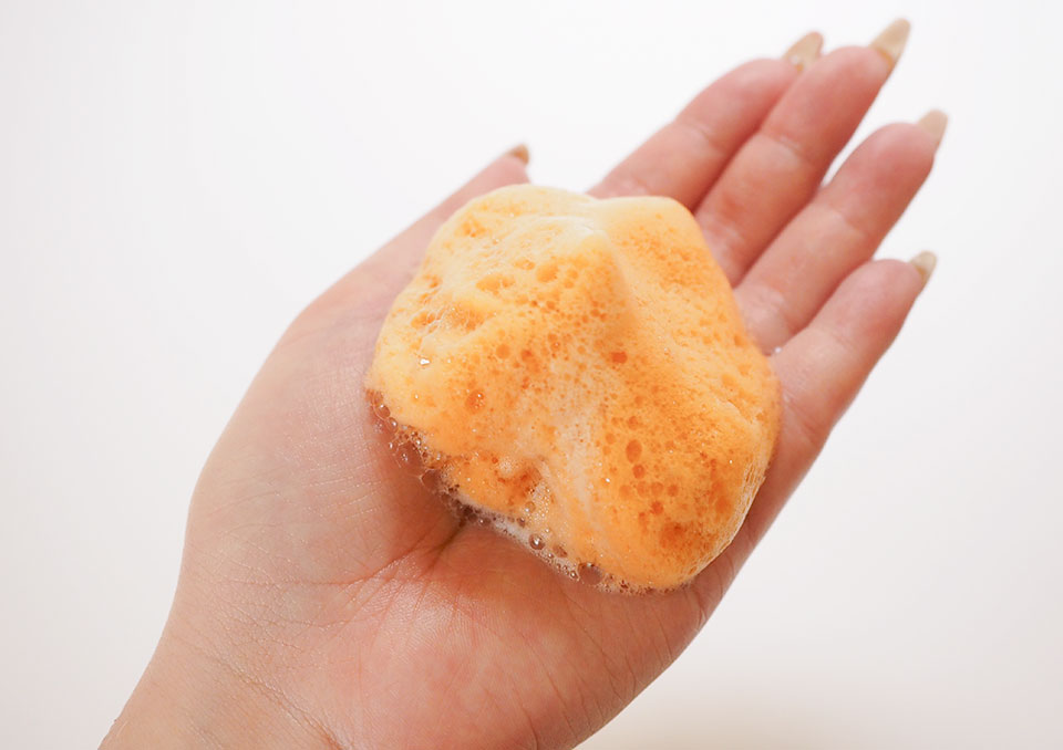 モデムビューティーの泡を手に出している写真