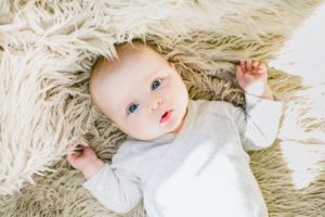 赤ちゃんなのに白髪が生えてくるのは異常？赤ちゃん白髪の原因と正しい対処方 アイキャッチ画像
