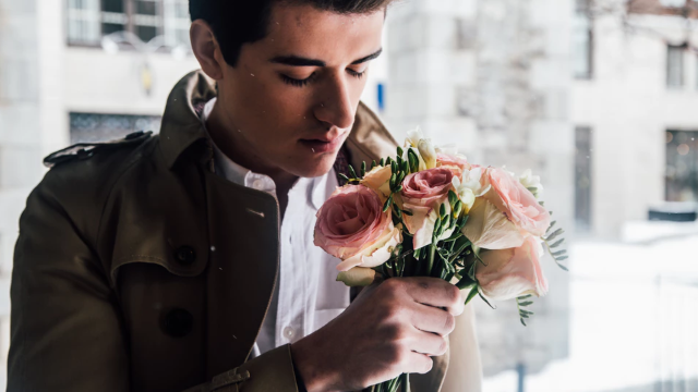 バラを持つ男性