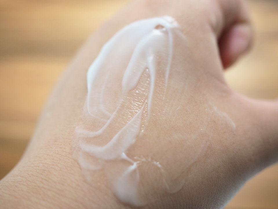 オルビスユージェルモイスチャライザーを手に広げている画像