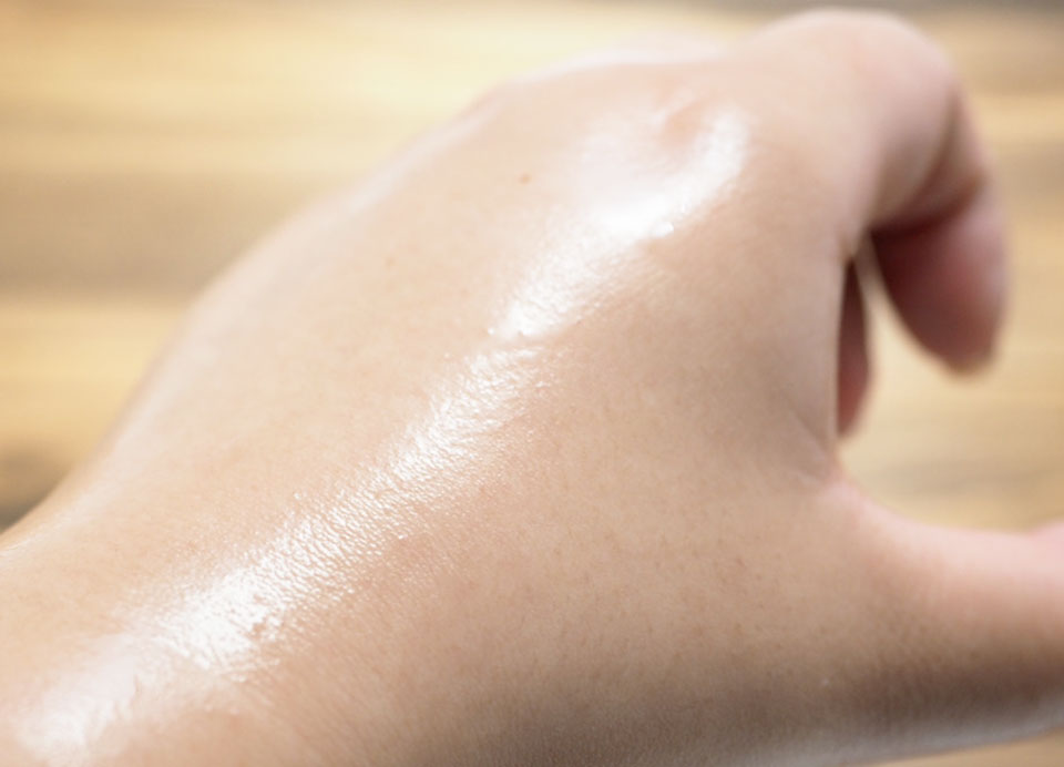 オルビスユーエッセンスローションを手に広げた後の画像