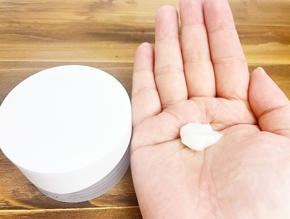 オルビスユージェルモイスチャライザーを手に出している画像
