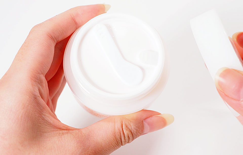 アドライズクリーム内蓋とスパチュラ