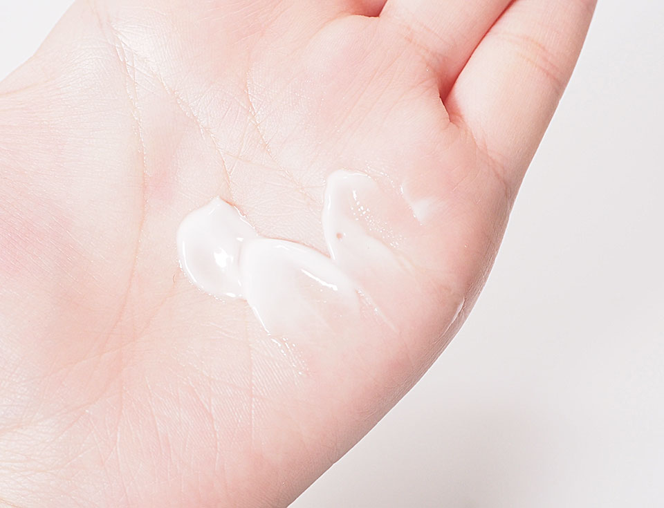 アドライズ手のひらにクリームを出した写真