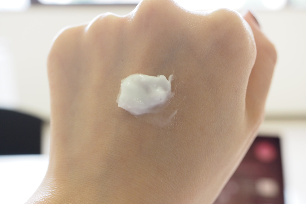 モイスチュアクリームを手の甲に塗布