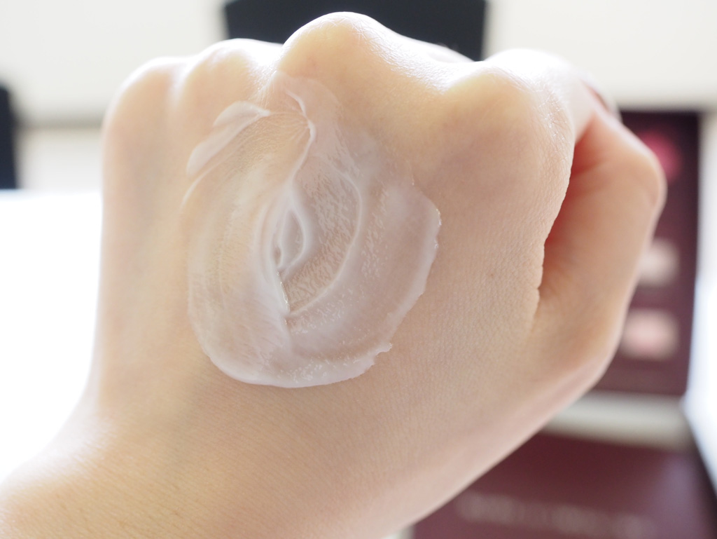 モイスチュアクリームを手の甲で伸ばしてみた