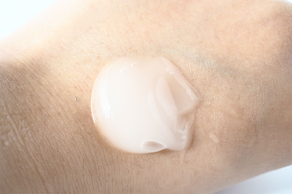 オールインワンジェルを手にとった感じ