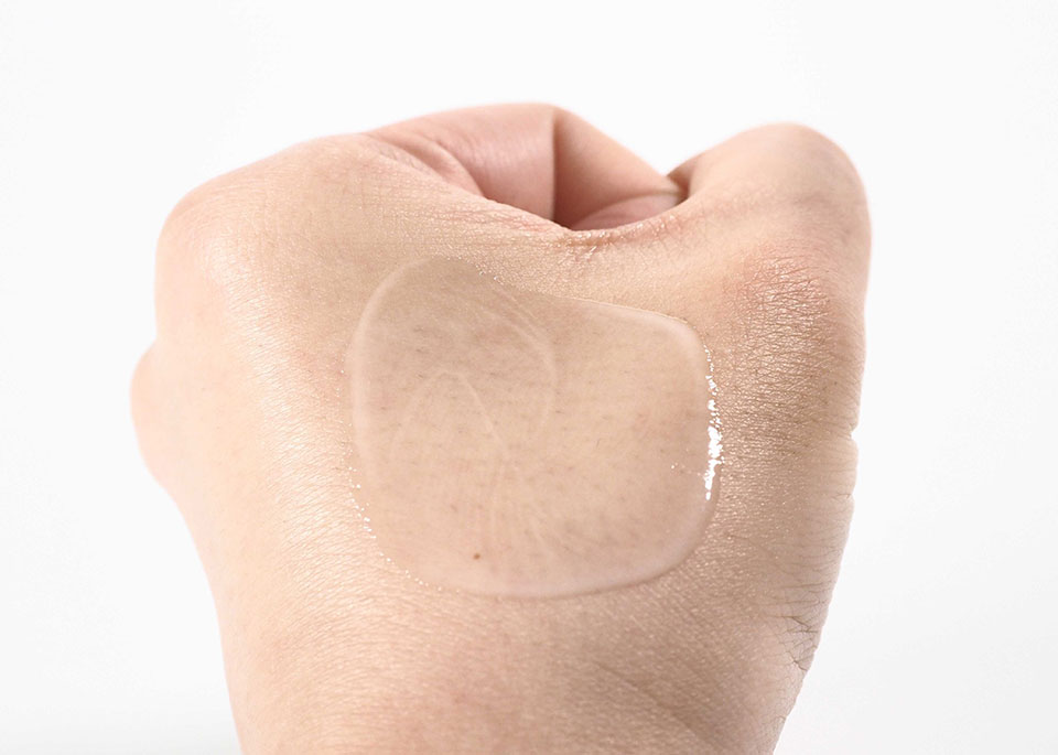 草花木果美容液使用写真