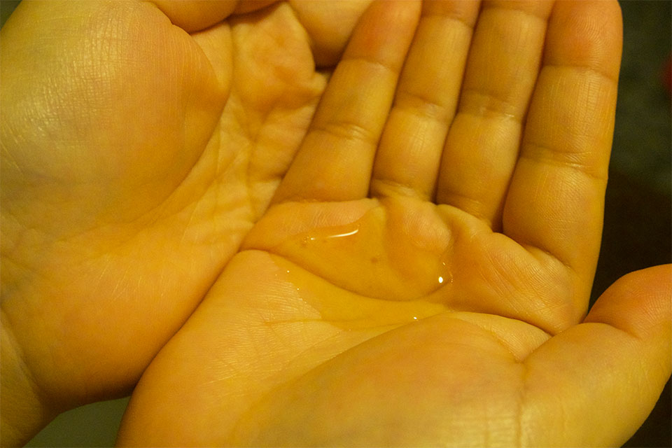 シャンプーを手にとった画像