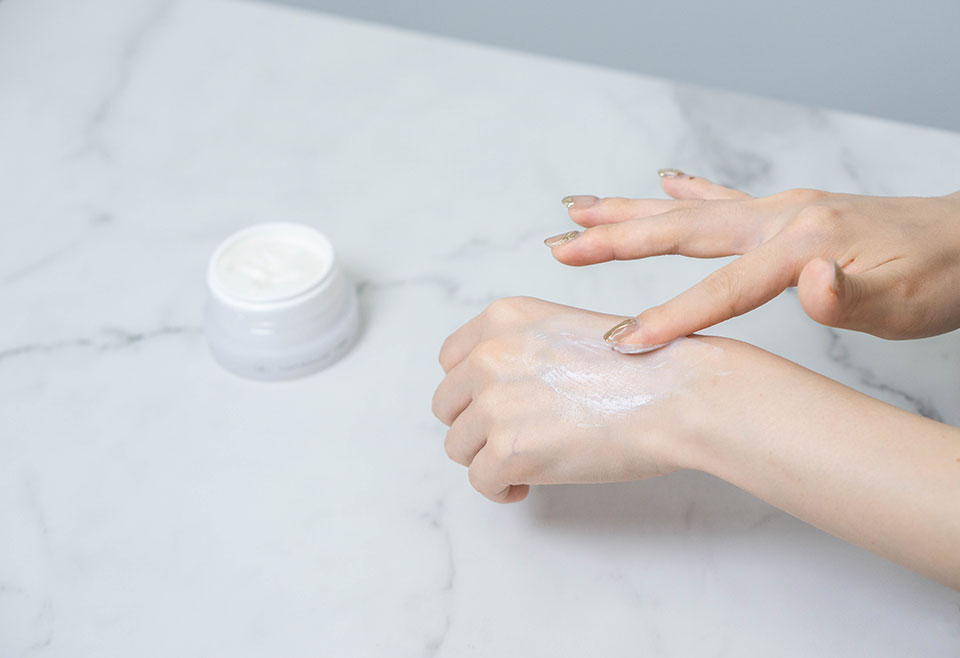 オルビスユー ドットモイスチャーライザーを手に出している画像