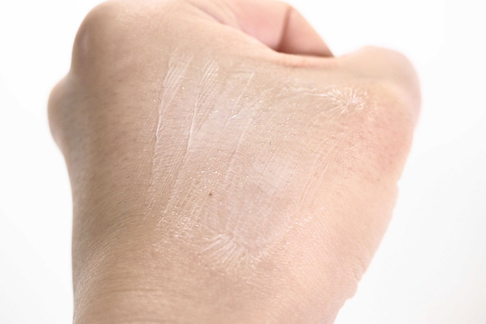 デルメッドホワイトニングスポットクリーム伸ばした写真