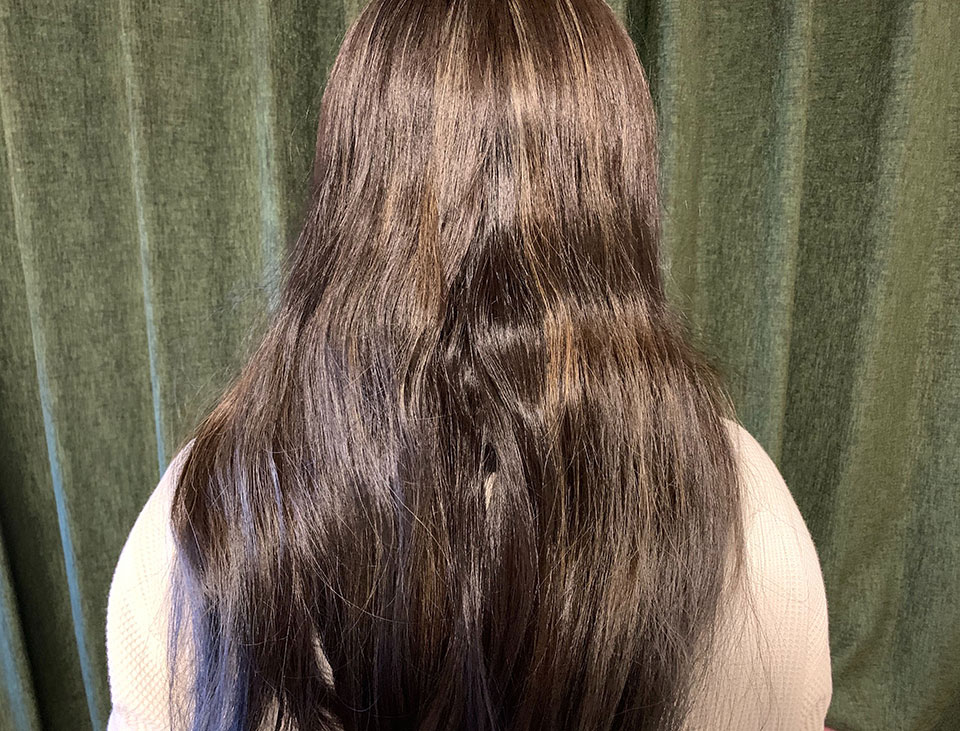 シャンプー前の髪の毛の画像