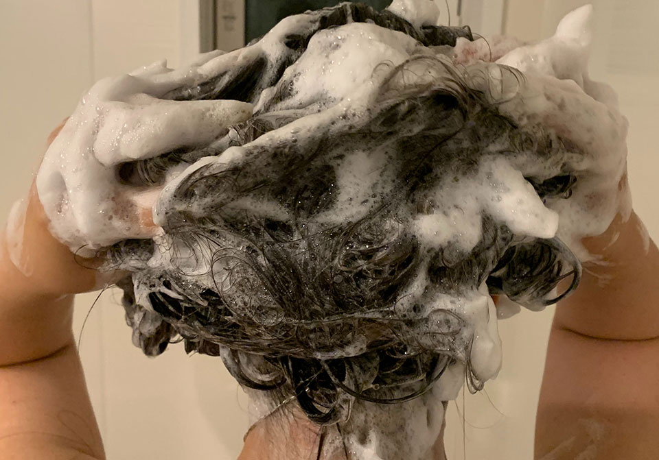 シャンプー中の髪の毛の画像