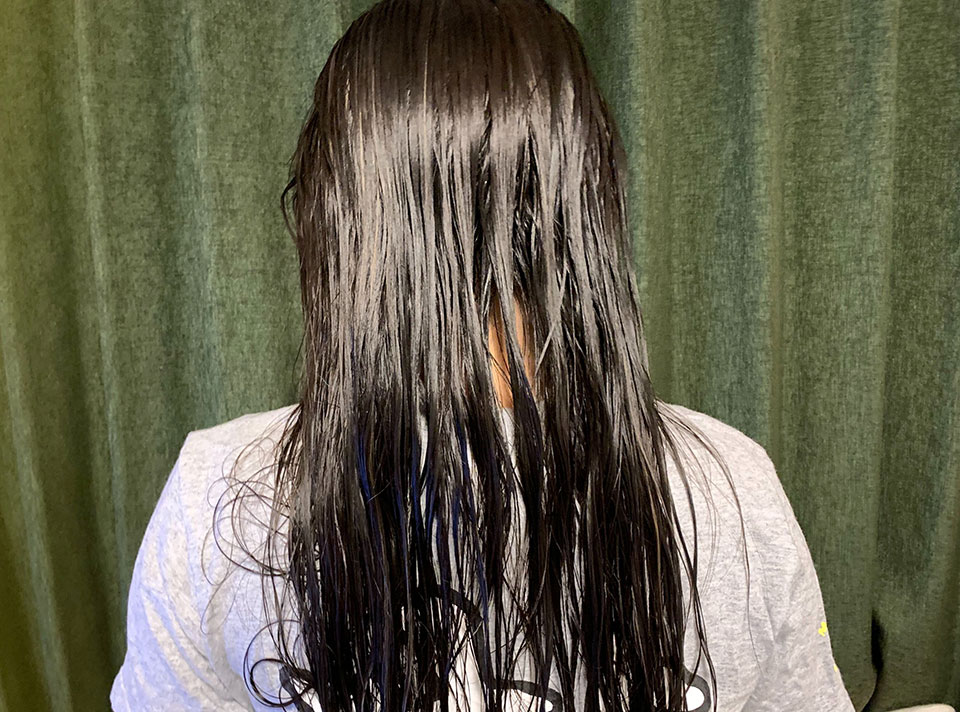 シャンプー後の髪の毛の画像