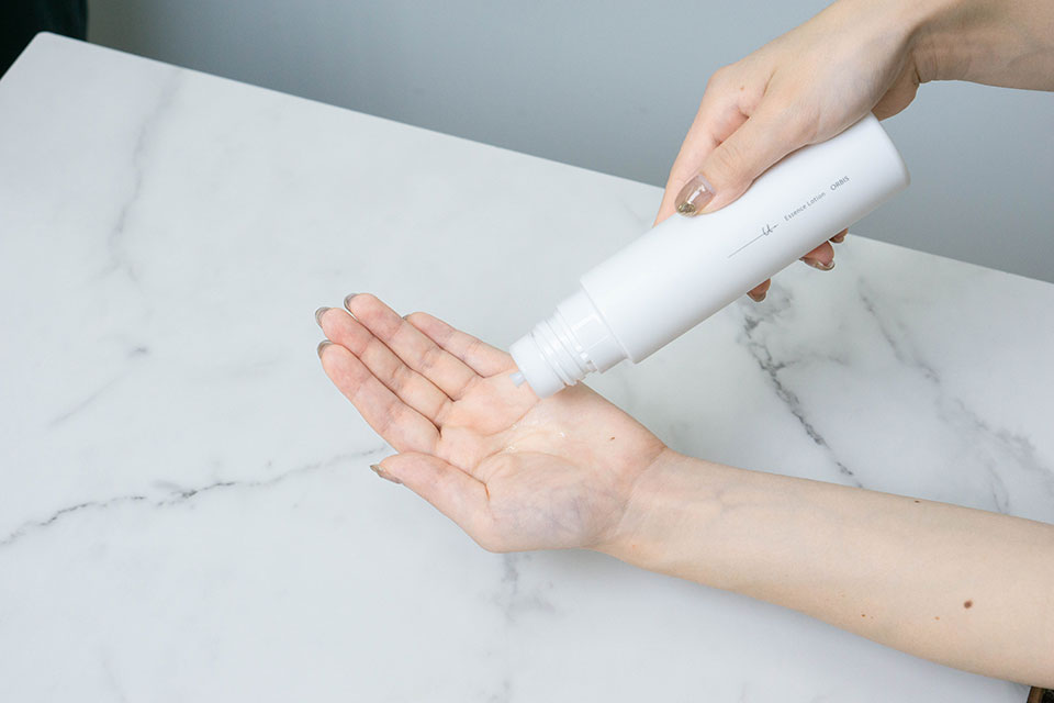 オルビスユー ドットローションを手に出している画像