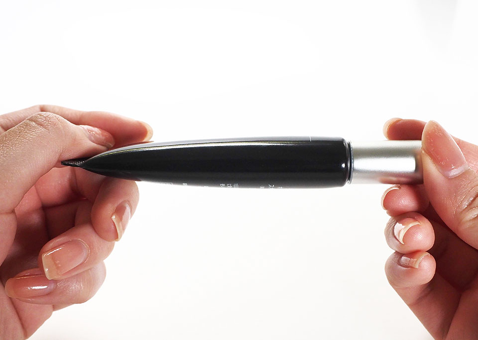 デルメッドホワイトニングスポットクリームのボトル厚み写真