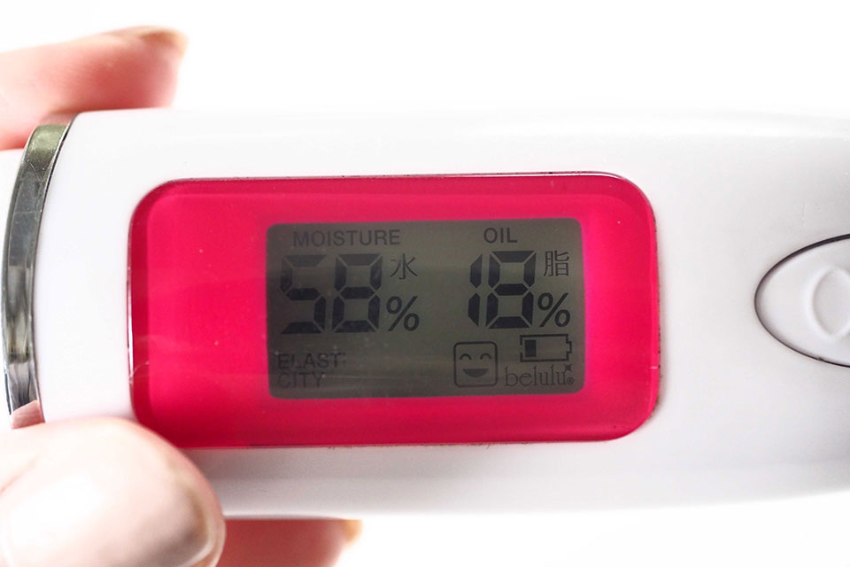 チェルラーブリリオと化粧水を塗ったチェッカー